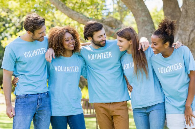 Foto grupo de voluntarios divirtiéndose