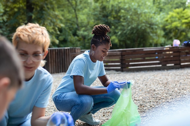 Grupo de voluntarios limpiando bosques del concepto de servicio comunitario de residuos