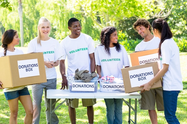 Grupo de voluntarios en el parque