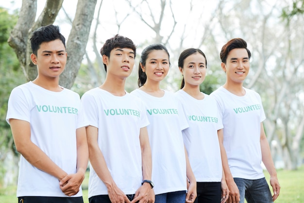 Grupo de voluntarios de pie al aire libre