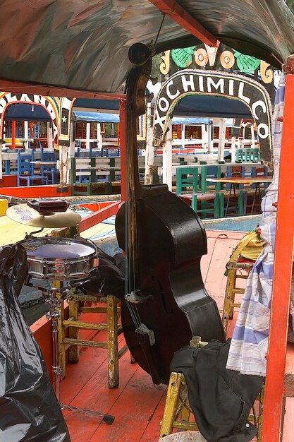 Foto grupo xochimilco de barcos trajineras tradicionais e coloridos em xochimilco cidade do méxico