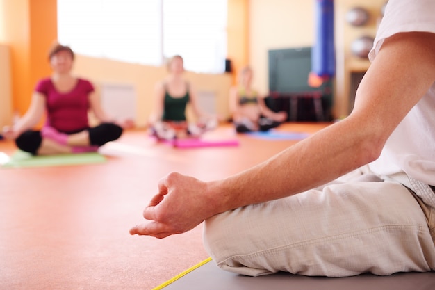 Grupo de yoga realiza asanas