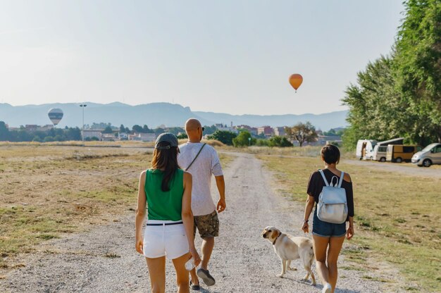 Grupos de amigos van al festival de globos aerostáticos en verano