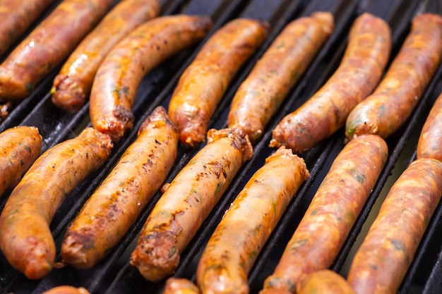 Grupos de chorizos en la parrilla comida tradicional colombiana.