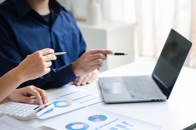 Grupos de pessoas participando de discussões, reuniões de negócios, reuniões de equipe de vendas da empresa, brainstorming e resumo do desempenho da empresa, conceito de gerenciamento de estratégia de negócios