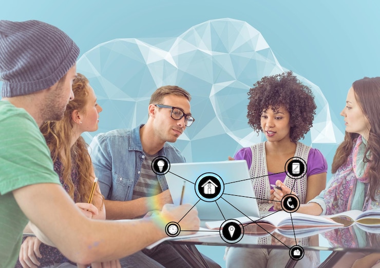 Foto grupos de personas discutiendo sobre una computadora portátil con una interfaz de múltiples modelos