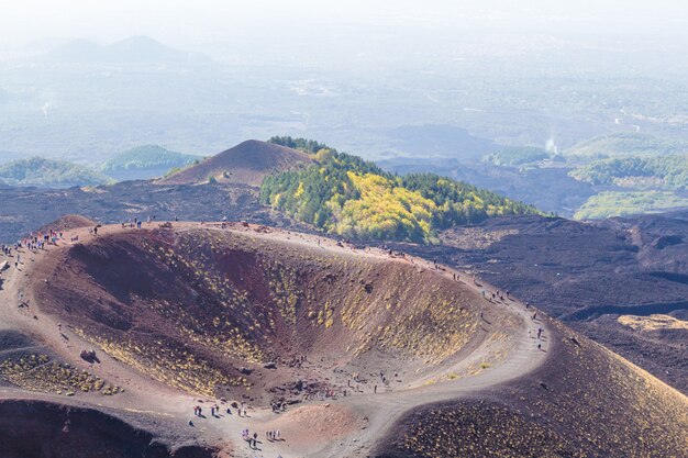 Grupos de turistas caminando por la montaña del Etna. Sicilia, italia