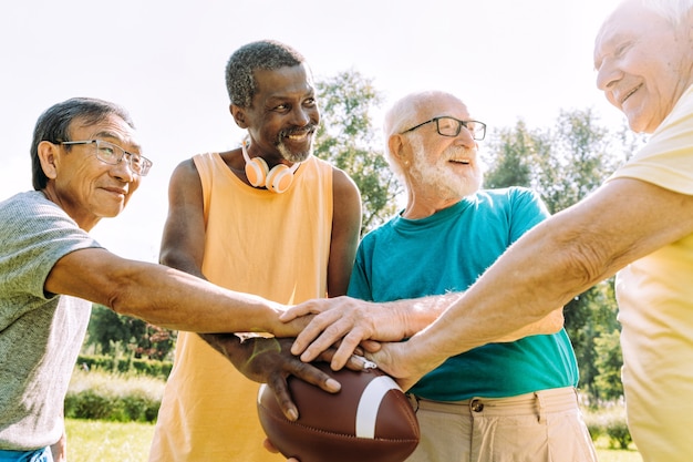 Gruppe ältere Freunde, die im Park spielen. Lifestyle-Konzepte zu Seniorität und drittem Alter