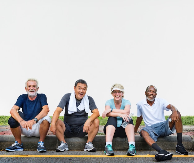 Foto gruppe ältere freunde, die sich zusammen nach einer übung entspannen