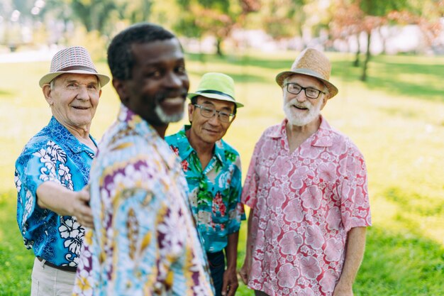 Gruppe älterer Freunde, die im Park spielen Lifestyle-Konzepte über das Dienstalter und das dritte Alter