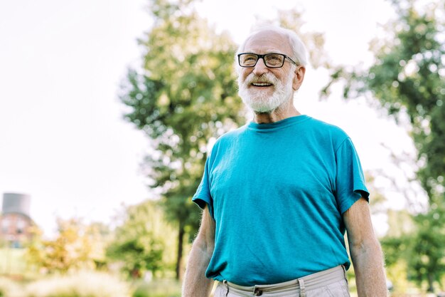 Gruppe älterer Freunde, die im Park trainieren Lifestyle-Konzepte über das Dienstalter und das dritte Alter