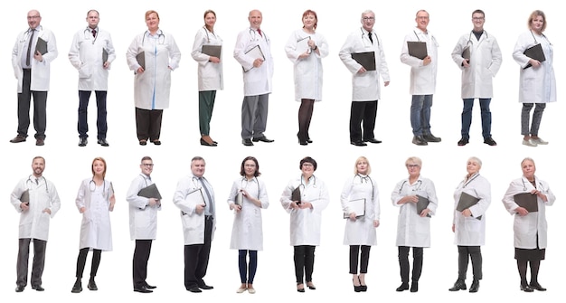 Gruppe Ärzte in voller Länge mit dem Notizblock lokalisiert