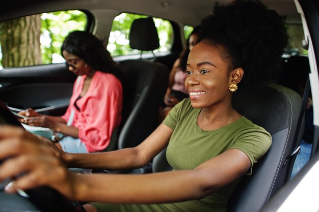 Gruppe afroamerikanischer Freundinnen, die sich im Auto amüsieren