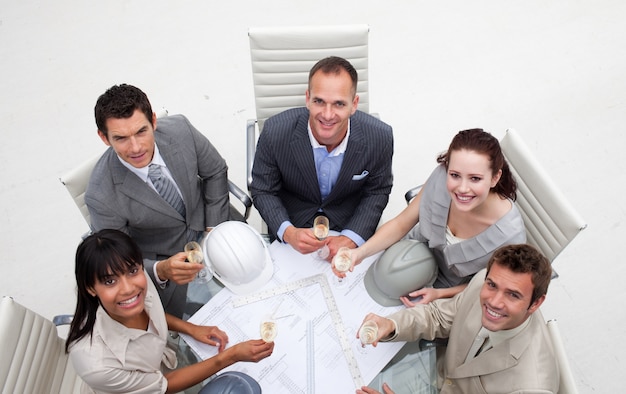 Gruppe Architekten, die Champagner im Büro trinken