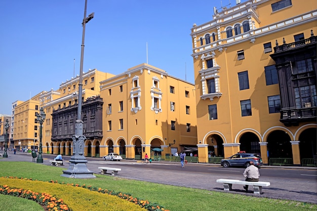 Gruppe atemberaubender Kolonialgebäude am Plaza Mayor, dem historischen Zentrum von Lima, Peru, Südamerika?