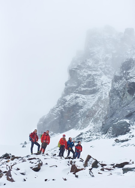 Gruppe Bergsteiger, die auf felsigem Hügel stehen