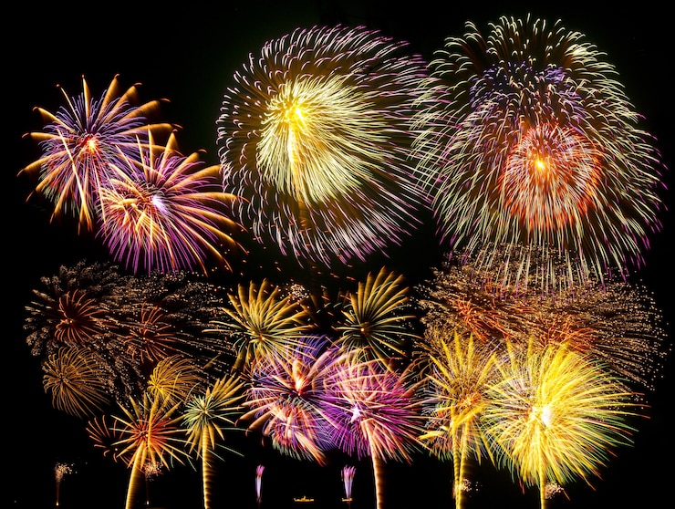 Gruppe buntes Feuerwerk auf schwarzem Hintergrund