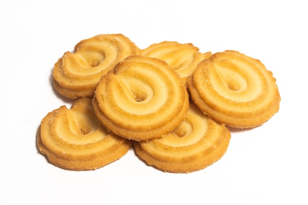 Gruppe dänischer Butterkekse der Vanille-Ring-Kekse isoliert auf weißem Hintergrund
