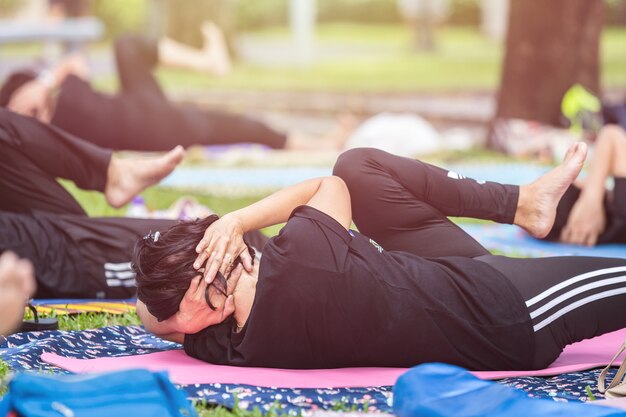 Foto gruppe der asiatischen frau yoga oder übung im park tuend