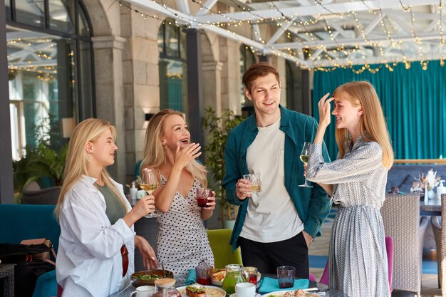 Gruppe der besten Freunde, die eine tolle Zeit im Restaurant haben