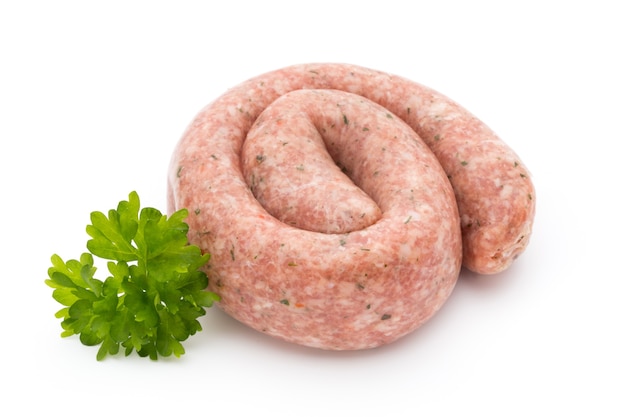 Gruppe der rohen Wurst isoliert auf weißer Oberfläche.