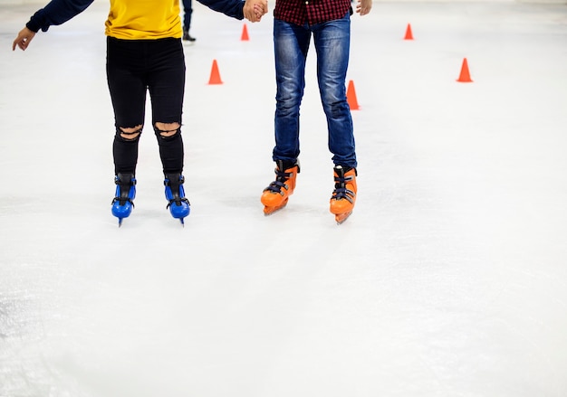 Gruppe des Jugendfreundeeislaufs auf einer Eisbahn