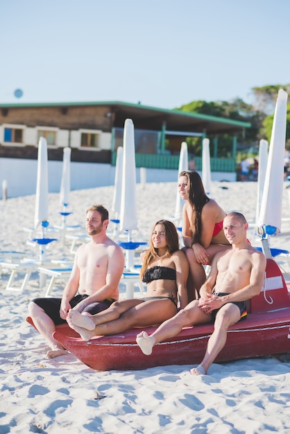 Gruppe des jungen multiethnischen Freundstrandsommers