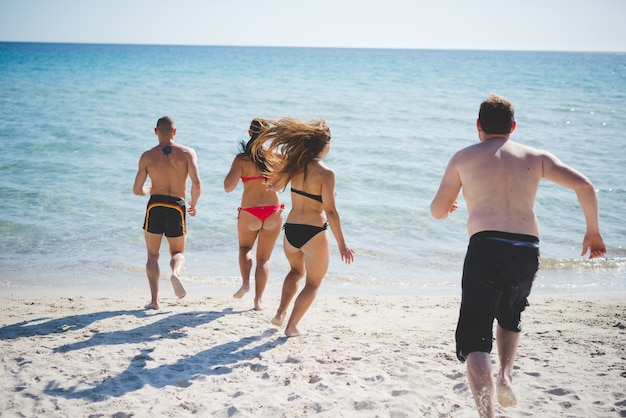 Gruppe des jungen multiethnischen Freundstrandsommers