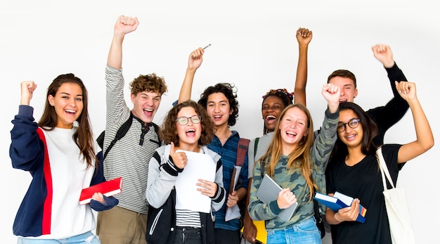 Gruppe des Studenten, der etwas Forschung tut