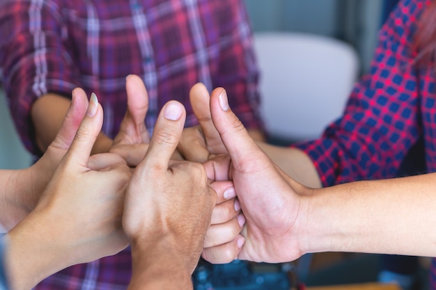 Foto gruppe des teamdaumens oben für erfolg im kreis