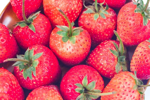 Gruppe Erdbeeren auf weißem Hintergrund.