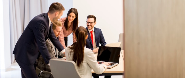 Gruppe erfolgreiche Geschäftsleute bei der Sitzung im Büro