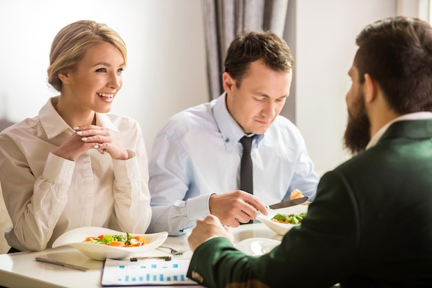 Gruppe erfolgreicher Geschäftsleute beim Geschäftsessen im Café