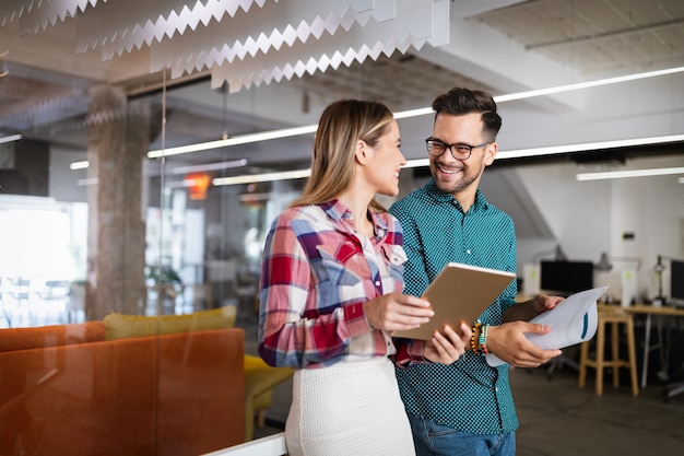 Gruppe erfolgreicher Geschäftsleute-Designer-Architekten im modernen Büro