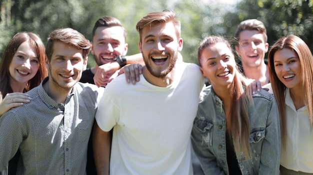 Foto gruppe erfolgreicher junger menschen das konzept der freundschaft