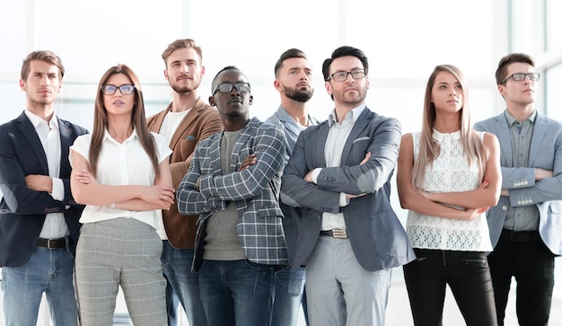 Gruppe erfolgreiches Foto der jungen Leute mit Kopienraum