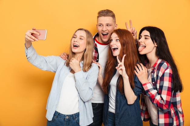 Gruppe freudiger Schulfreunde, die ein Selfie machen