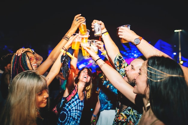 Gruppe Freunde, die Biere genießen Musik-Festival zusammen trinken