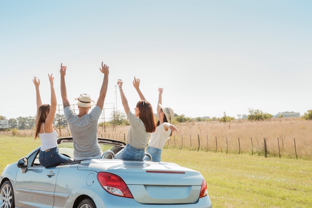 Gruppe Freunde, die eine Autoreise tun