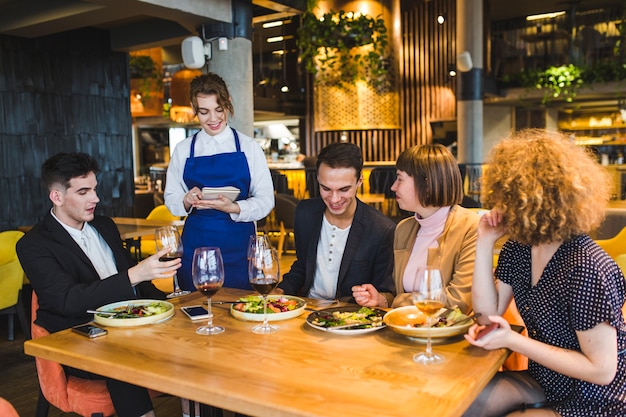 Foto gruppe freunde, die im restaurant essen