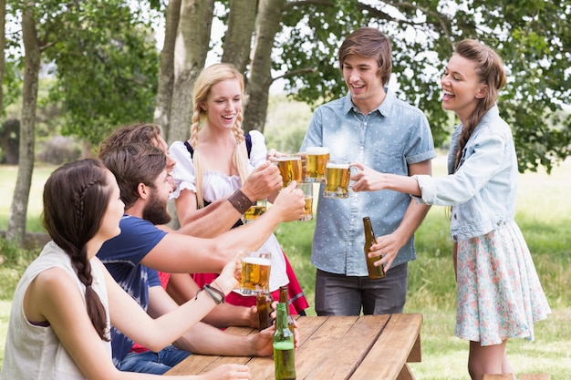 Gruppe Freunde, die oktoberfest feiern