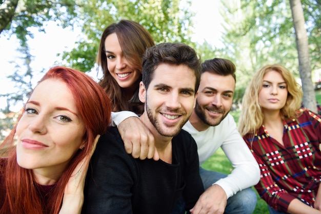 Gruppe Freunde, die selfie im städtischen Hintergrund nehmen