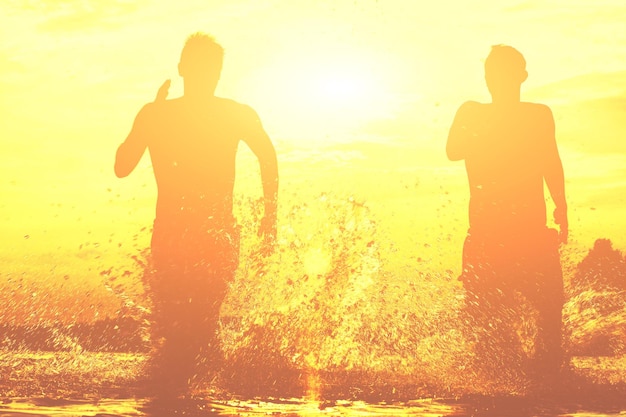 Gruppe Freunde, die Spaß auf dem Strand haben