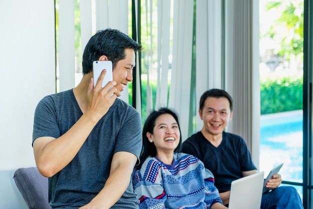 Gruppe Freunde, die Spaß haben und digitales Gerät verwenden