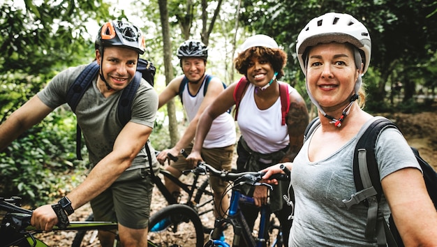 Gruppe Freunde, die zusammen radfahren