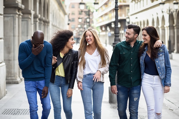 Gruppe Freunde, die zusammen Spaß draußen haben