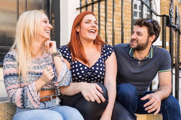 Gruppe Freunde, die zusammen sprechen und lachen