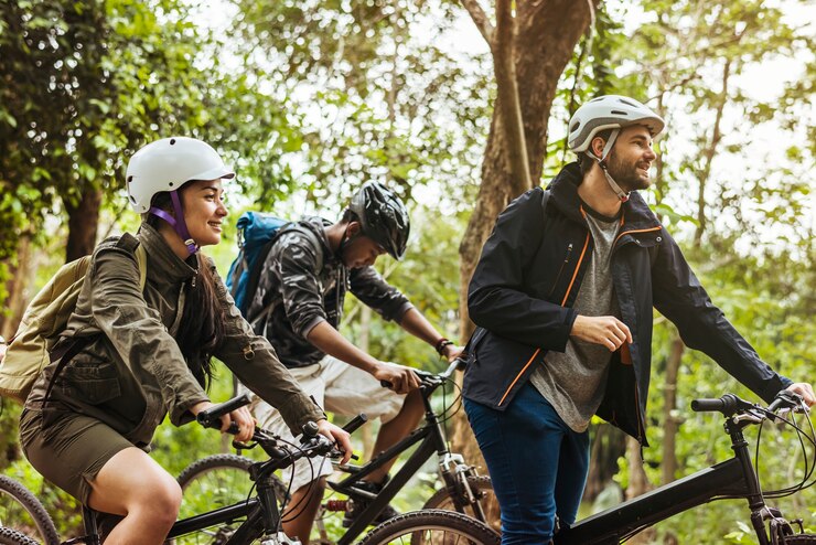 Foto gruppe freunde fahren mountainbike im wald zusammen