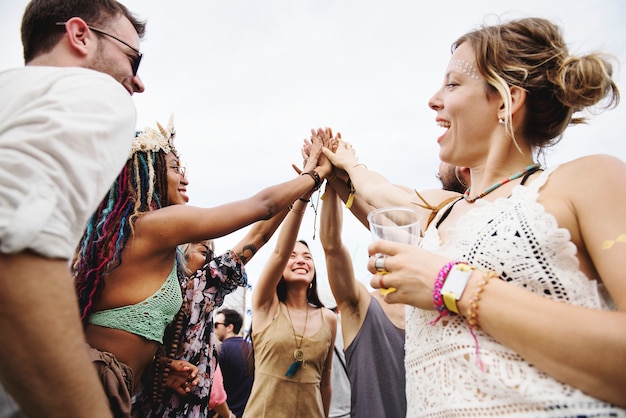 Gruppe Freunde und Biere, die zusammen Musik-Festival genießen