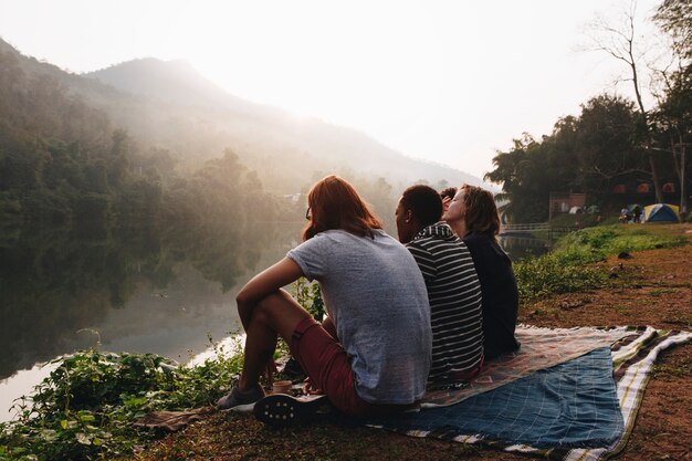 Gruppe Freunde, welche die Natur genießen